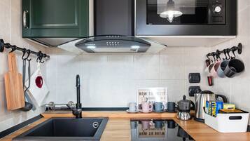 Apartment, 1 Bedroom | Private kitchen | Full-sized fridge, microwave, stovetop, cookware/dishes/utensils