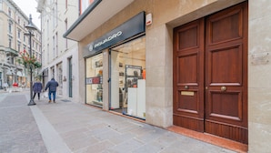 Un escaparate con una puerta grande de madera y un ventanal que muestra varios artículos.