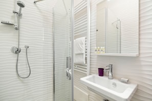 Apartment, 3 Schlafzimmer | Dusche im Bad