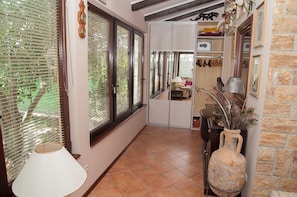 Casa, 2 quartos, piscina particular, vista para o jardim | Sala de estar
