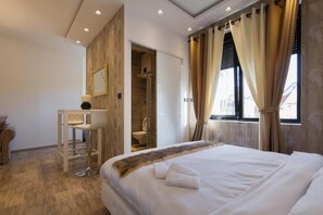 Apartamento superior | Roupas de cama premium, cofres nos quartos, escrivaninha