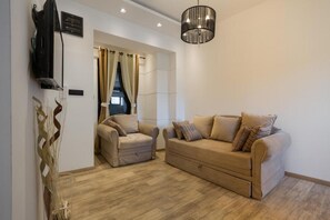 Apartamento superior | Área de estar | TV LCD 32 polegadas com canais a cabo, TV