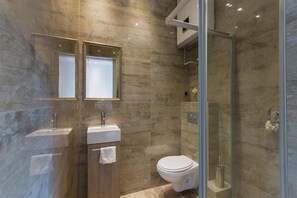 Superior appartement | Badkamer | Een douche, een haardroger, pantoffels, handdoeken