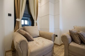 Apartamento superior | 1 quarto, roupas de cama premium, cofres nos quartos, escrivaninha