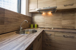 Apartamento superior | Cozinha privada | Geladeira, panela elétrica de arroz, chapa