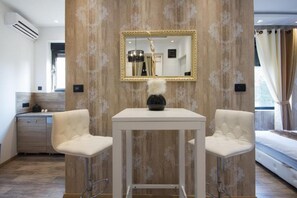 Apartamento superior | Área de estar | TV LCD 32 polegadas com canais a cabo, TV