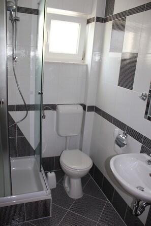 Lejlighed - 2 soveværelser - ryger - balkon | Badeværelse | Gratis toiletartikler, hårtørrer, håndklæder