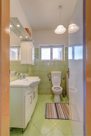 Apartment, 2 Bedrooms, Balcony, Garden View | Bathroom