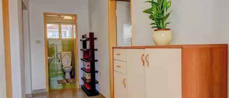 Apartment, 2 Bedrooms, Balcony, Garden View | Hallway