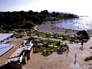 Huoneisto, 2 makuuhuonetta, parveke, näköala puutarhaan | Ranta