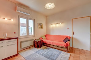 Huoneisto, 2 makuuhuonetta, parveke, näköala puutarhaan | Olohuone