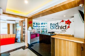 Reception - Red Orchid Hotel by Sajiwa (Semarang)