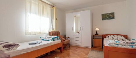 2 habitaciones, tabla de planchar con plancha y cuna de viaje