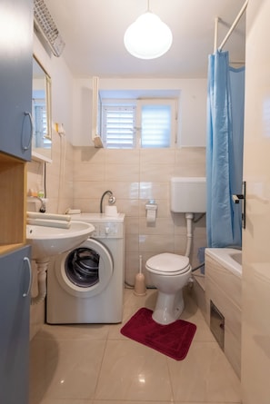 Apartment, 2 Bedrooms, Accessible, Smoking | Bathroom | Free toiletries, hair dryer, towels, soap