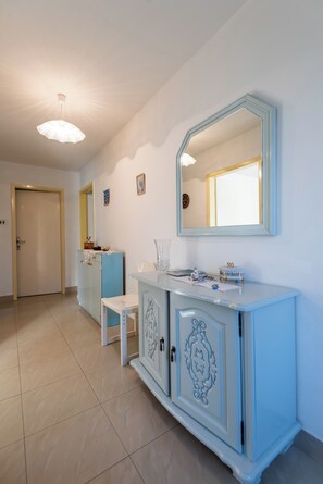 Apartment, 2 Bedrooms, Accessible, Smoking | Hallway
