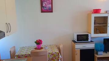 Apartment, 1 Bedroom, Smoking, Balcony | Dining