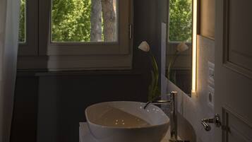 Superior Room | Bathroom | Shower, rainfall showerhead, free toiletries, hair dryer