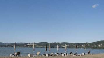 En privat strand, hvidt sand, gratis strandtransport, liggestole
