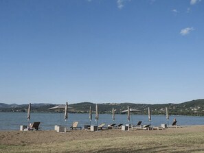 Private beach, white sand, free beach shuttle, sun loungers - Isola Polvese Resort (Castiglione del Lago)