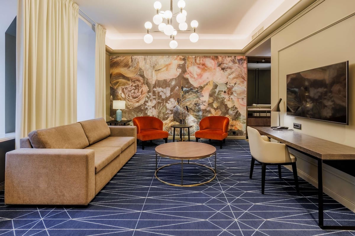 Suite Deluxe, 1 cama matrimonial, balcón | Ropa de cama de alta calidad y minibar