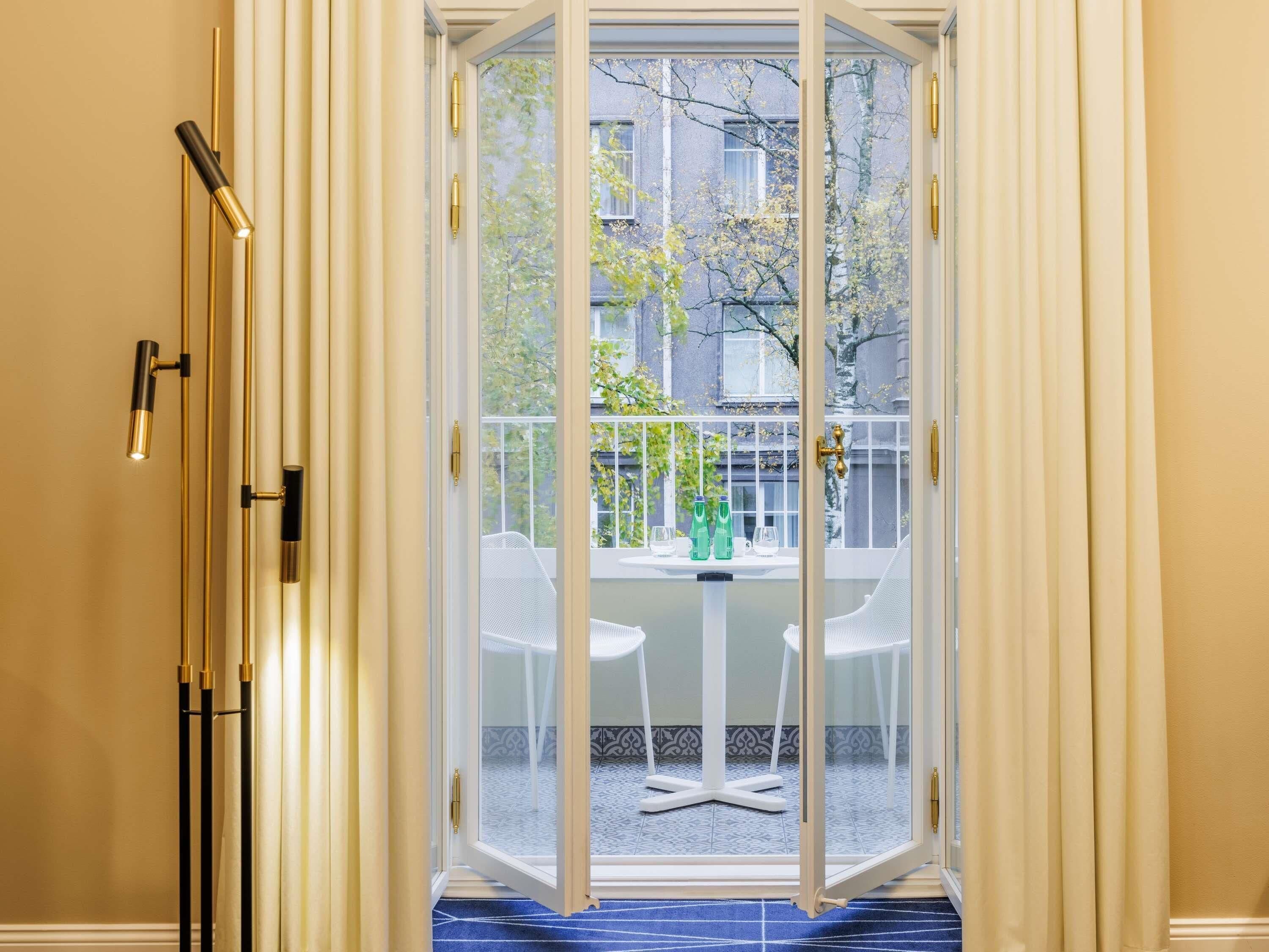 Deluxe Suite, 1 Double Bed, Balcony | Minibar, in-room safe, desk, laptop workspace