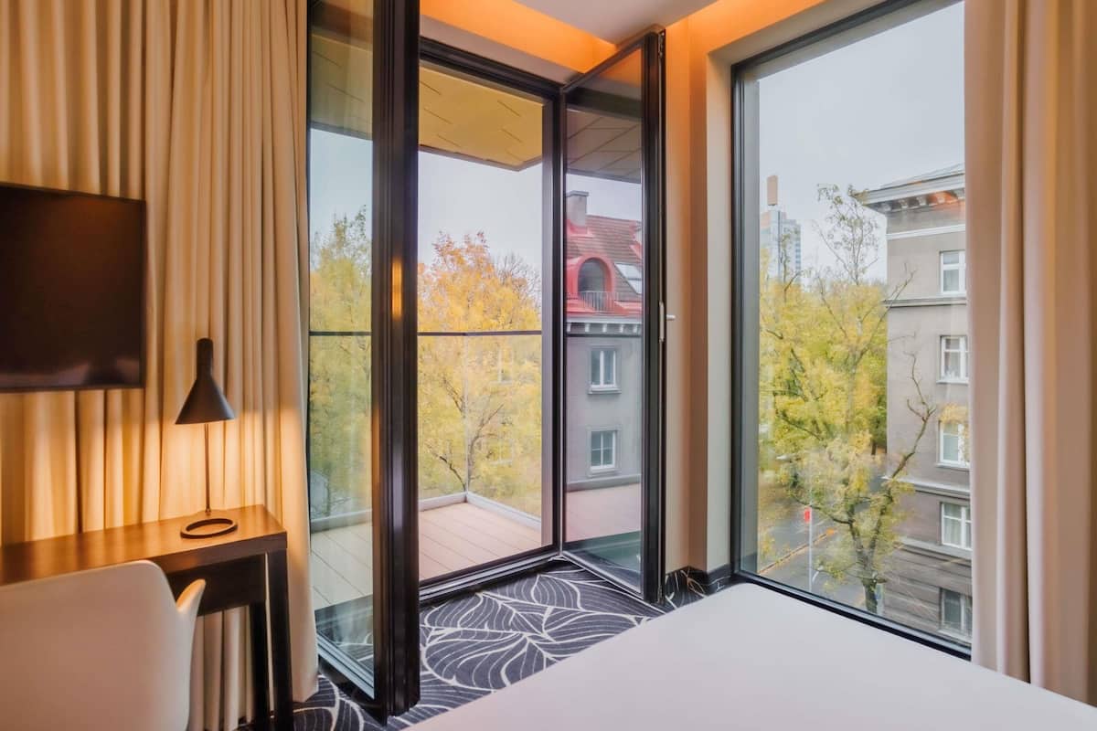 Suite ejecutiva, 1 cama matrimonial, balcón | Ropa de cama de alta calidad y minibar