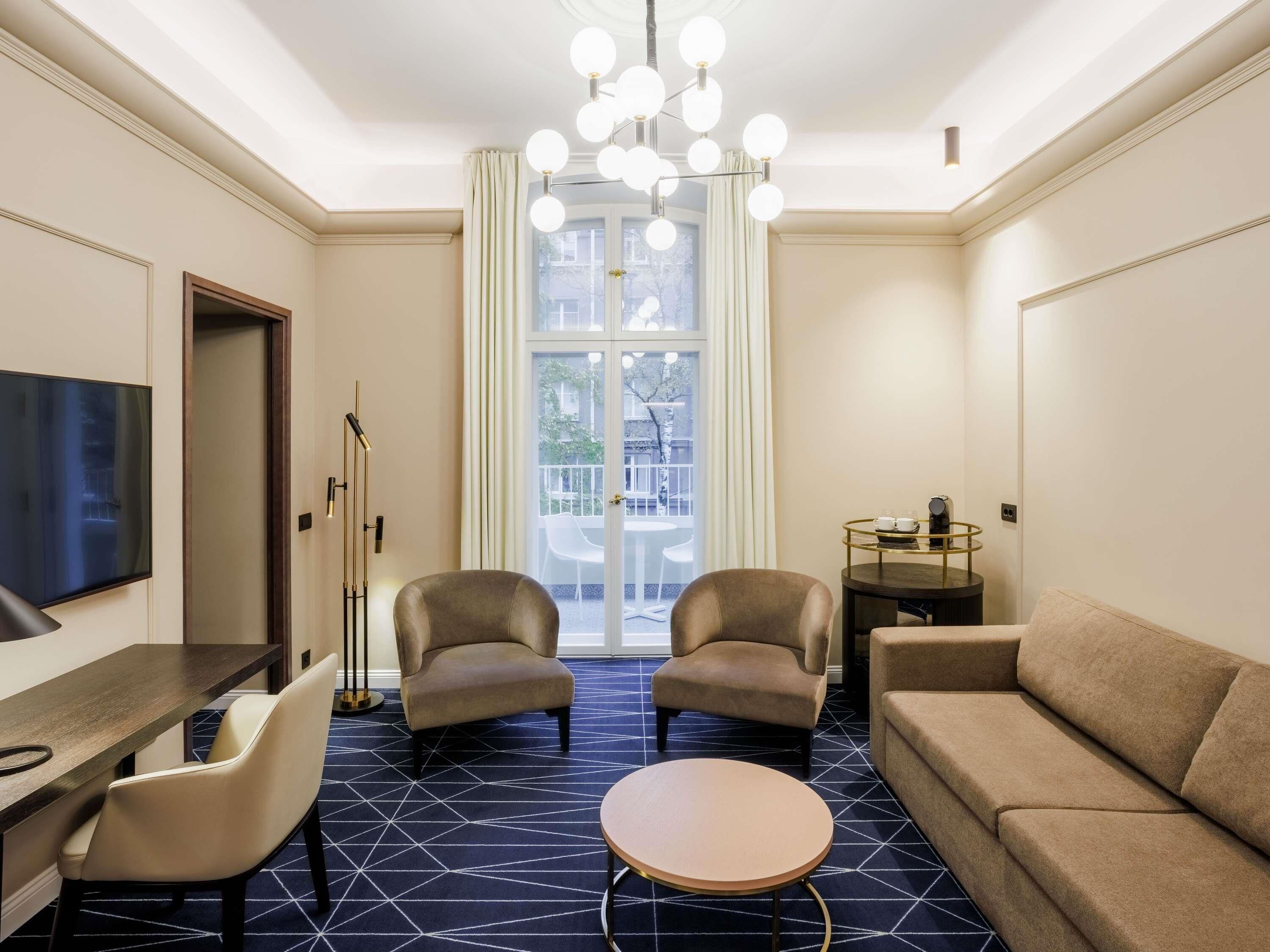 Suite superior, 1 cama matrimonial, balcón | Ropa de cama de alta calidad y minibar 