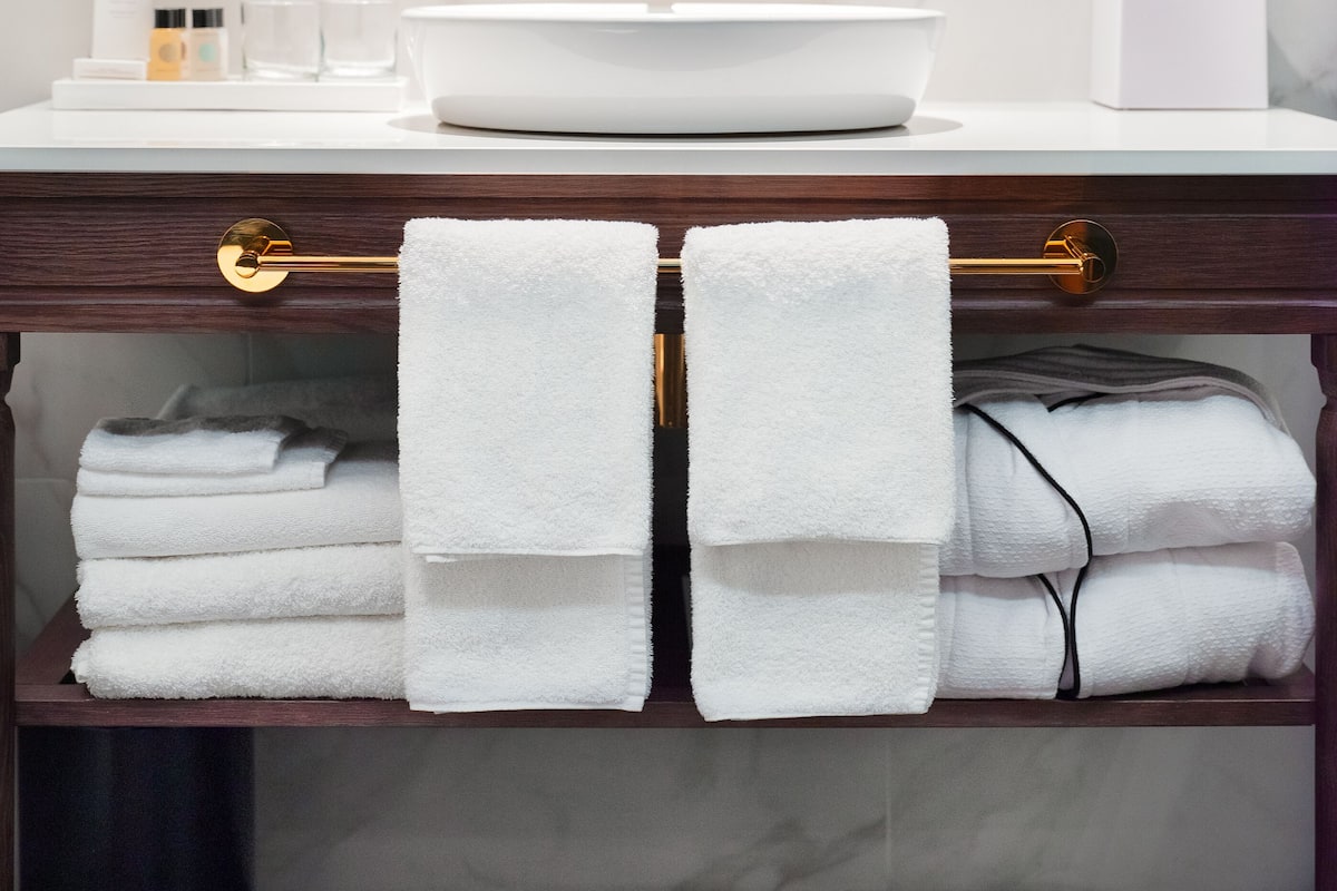 Articles de toilette écologiques, sèche-cheveux, peignoirs, chaussons