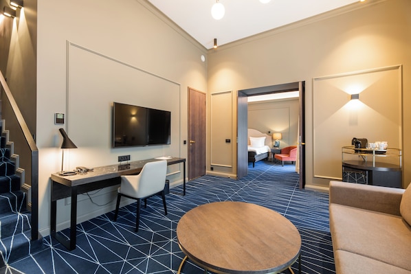 Suite Deluxe, 1 cama matrimonial, balcón | Minibar, caja de seguridad en la habitación y escritorio