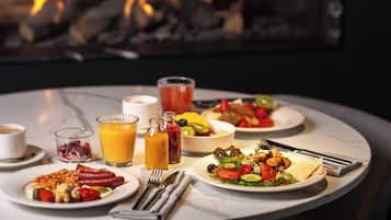 Desayuno buffet diario (EUR 25 por persona)