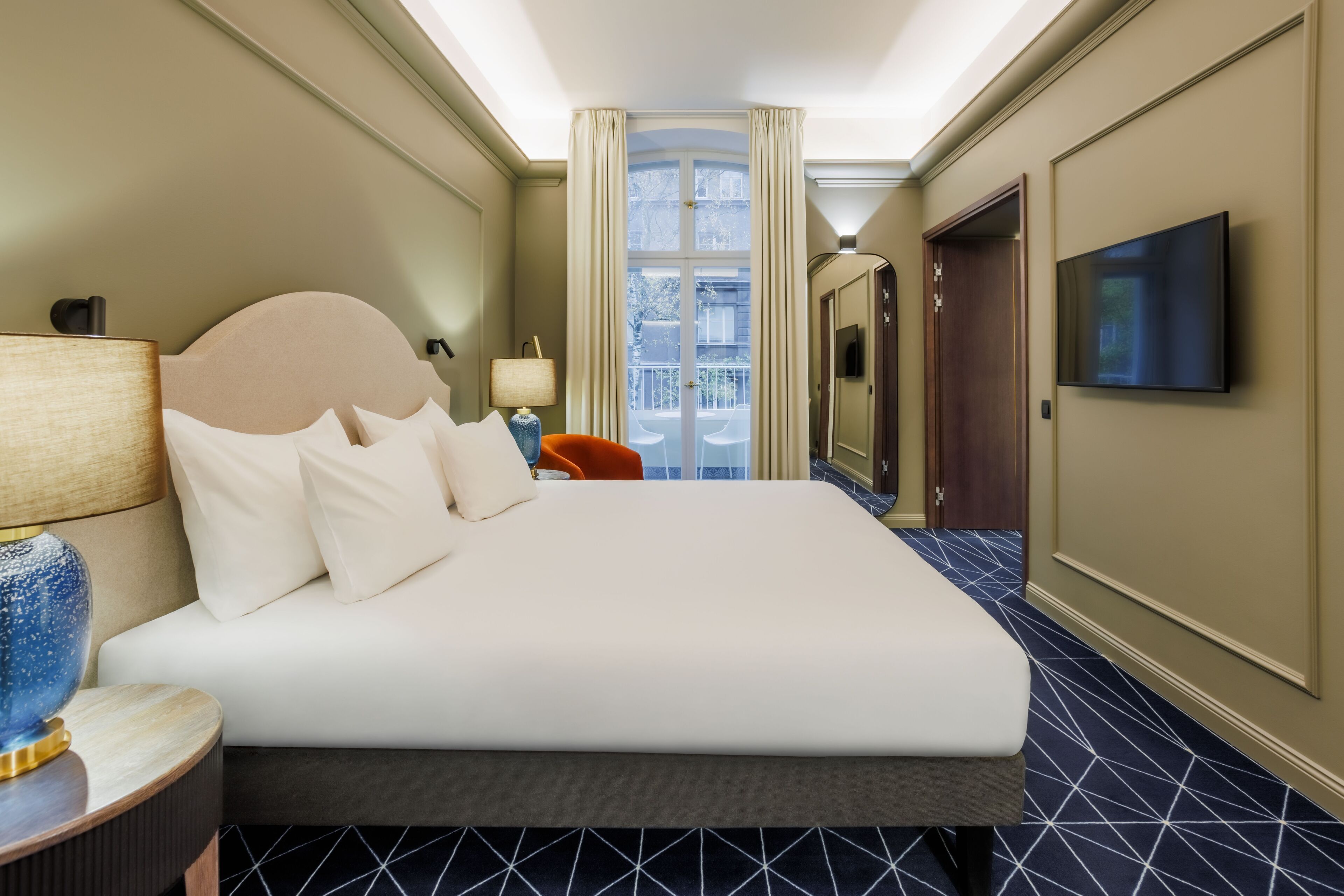 Deluxe suite, 1 tweepersoonsbed, balkon | Een minibar, een kluis op de kamer, een bureau, een laptopwerkplek