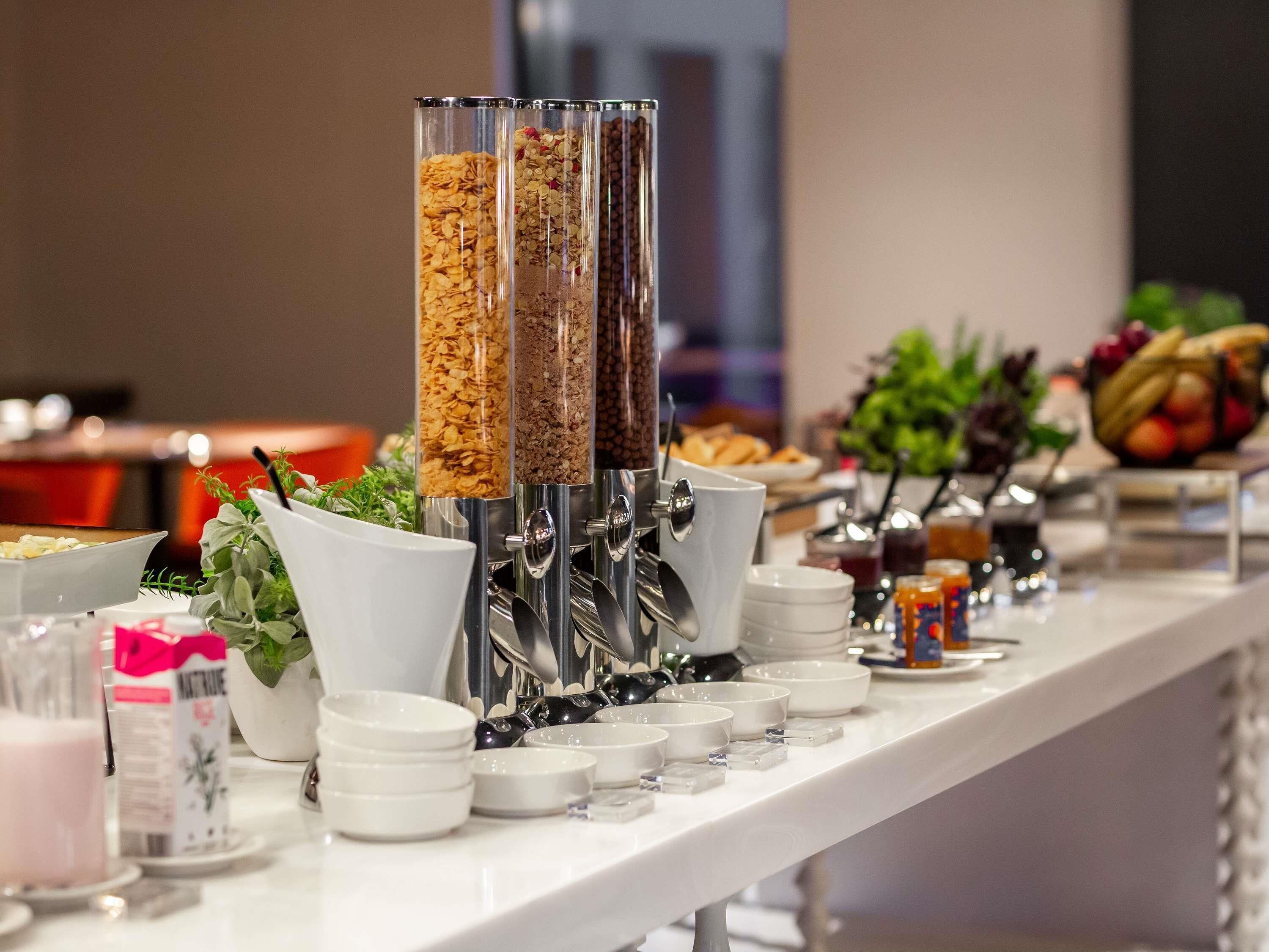 Un buffet allestito con diversi cibi e utensili da portata.