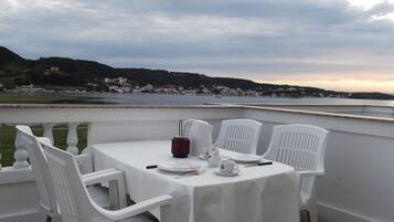 Apartment, 1 Schlafzimmer, Raucher, Balkon | Speisen im Freien