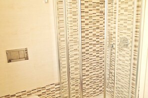 Dusche, Haartrockner, Bidet, Handtücher