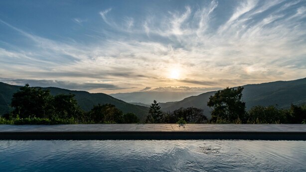 A swimming pool with a view of mountains and a sunset. - Novanta (Bibbiena)