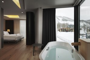 Separate bathtub and shower, spring water bathtub, free toiletries