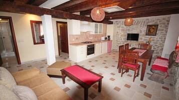 Apartment, 3 Bedrooms, Terrace | Interior