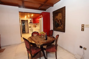 Apartamento, 2 quartos | Opções para refeição no quarto