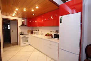 Apartamento, 2 quartos | Cozinha privada | Geladeira grande, micro-ondas, fogão, cooktop