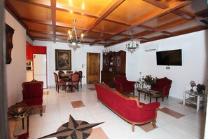 아파트, 침실 2개 | 거실 공간 | 평면 TV