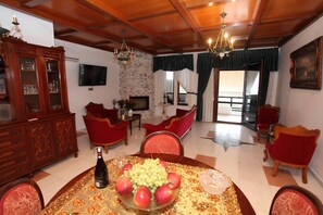 Living area - Nilly's Central Luxury Apartments (Rethymno)