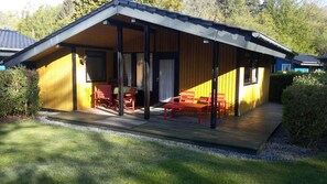 Exterior - Pure relaxation right by the forest & only 750m to the beach in our retro chalet (Kellenhusen)