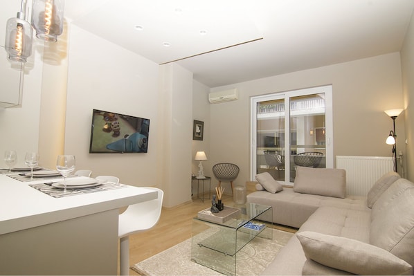 Apartment | Living area | Flat-screen TV