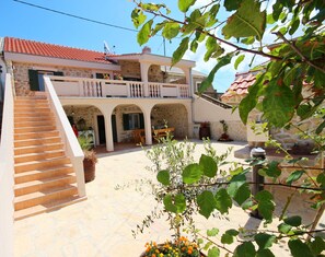 숙박 시설 정면