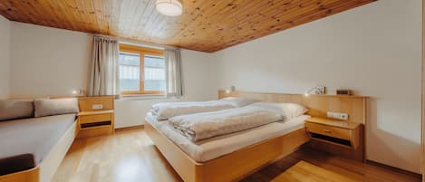 2 Schlafzimmer, Zimmersafe, BĂŒgeleisen/BĂŒgelbrett, Reisekinderbett