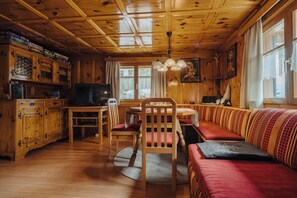 Fernseher, DVD-Player, Bücher, Stereoanlage