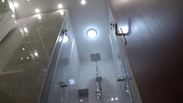 Apartment, 1 Bedroom, Accessible, Smoking | Bathroom | Hair dryer, towels