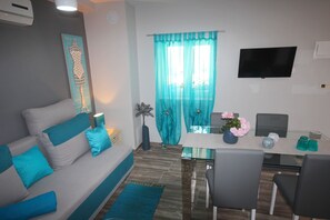 Departamento, 2 habitaciones, Terraza | Sala de estar | Televisión 