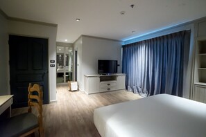 2 bedrooms - Glamorous Peaceful Apt 2br 2ba Centre Wparkin 7 Mins to Bts Free Wifi (Bangkok)