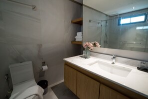 Appartamento, 2 camere da letto, accessibile ai disabili, balcone | Bagno | Asciugacapelli